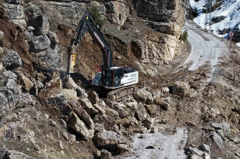 Kahramanmaraş’ta yol açma ve onarım çalışmaları sürüyor 