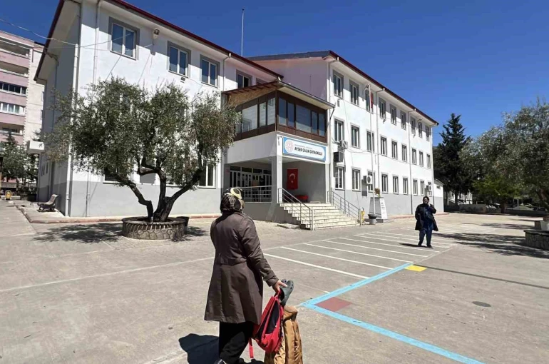 Kahramanmaraş’taki saldırının ardından veliler öğrencilerin eşyalarını okuldan almaya başladı 