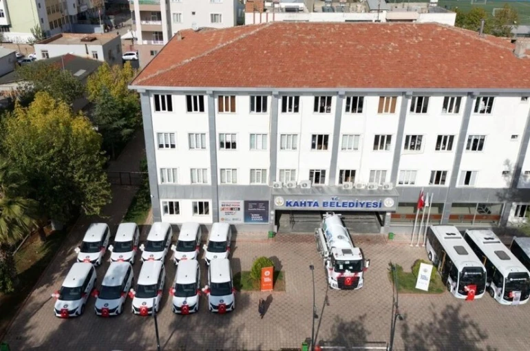 Kahta Belediyesi araç filosuna 14 yeni araç daha katıldı 