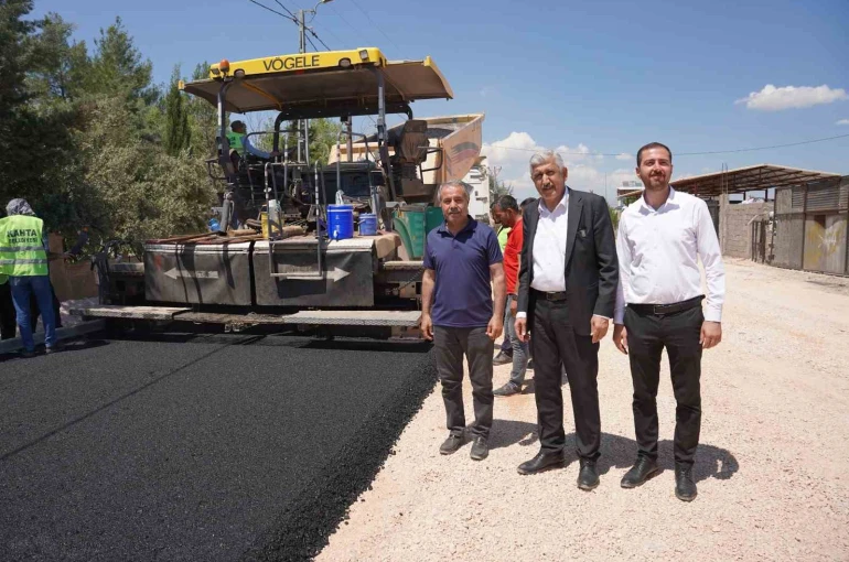 Kahta Belediyesi yılın ilk asfalt serimini gerçekleştirdi