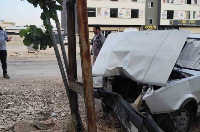 Kahta’da kontrolden çıkan otomobil direğe çarptı: 2 yaralı