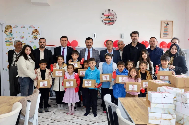 Kahta’daki köy okulunda kütüphane açıldı 