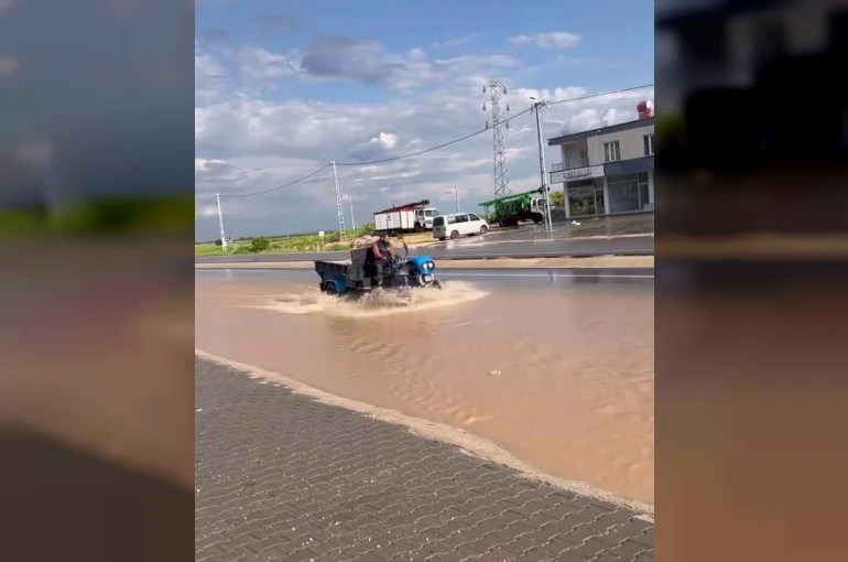 Kahta’ya bağlı Narince’de yağış sonrası yollar göle döndü 