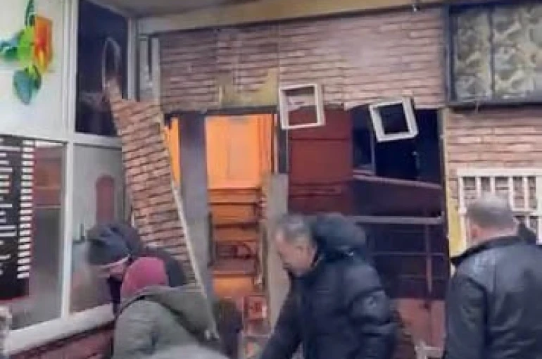 Kahvehanenin duvarları parçalansa da oyunlarına devam ettiler