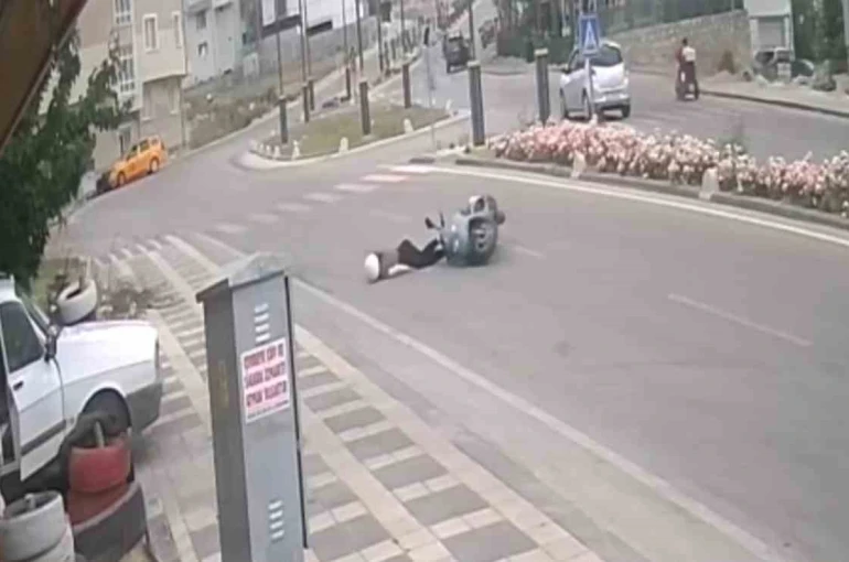 Kaldırıma çarpan motosiklet ve sürücünün yola savrulduğu anlar kameraya yansıdı: 1 yaralı
