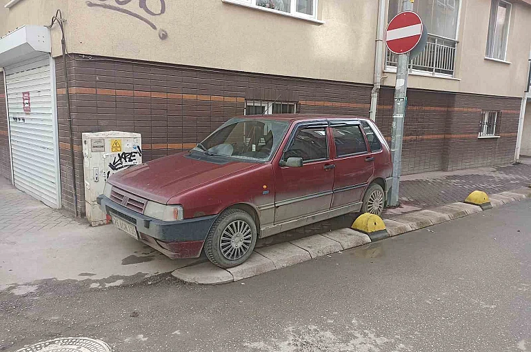 Kaldırıma park eden sürücü hem yayaları hem de engellileri hiçe saydı 