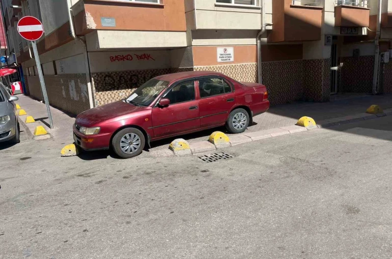 Kaldırıma park eden sürücüye apartman yöneticisinden notlu uyarı