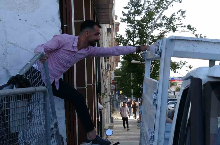 Kaldırıma park edilen kamyonet trafiği kilitledi, yol esnafın aracı itmesiyle açıldı 