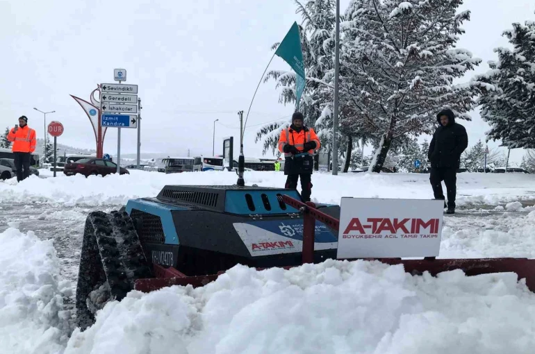 Kaldırımlar robotik araçlarla kardan temizleniyor