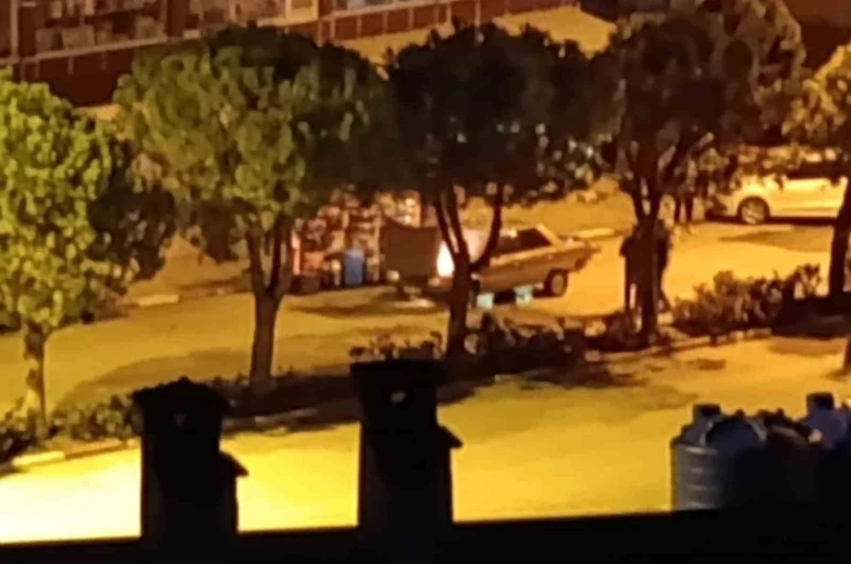 Kale’de seyir halindeki araç alev alev yandı 