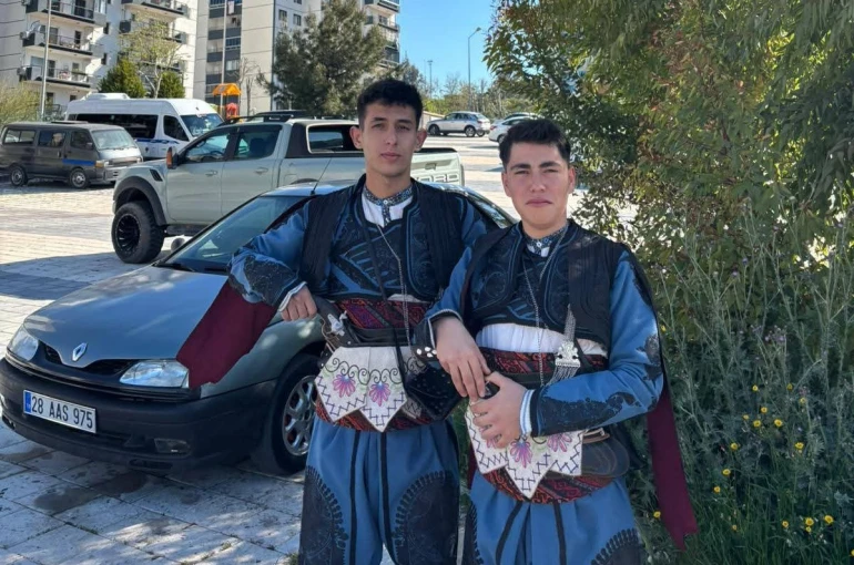 Kaleli öğrenciler halk oyunlarında bölge derecesi aldı 