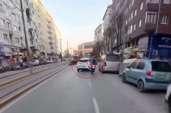 "Kamera çekiyor mu" dedikten saniyeler sonra kaza yaptı 