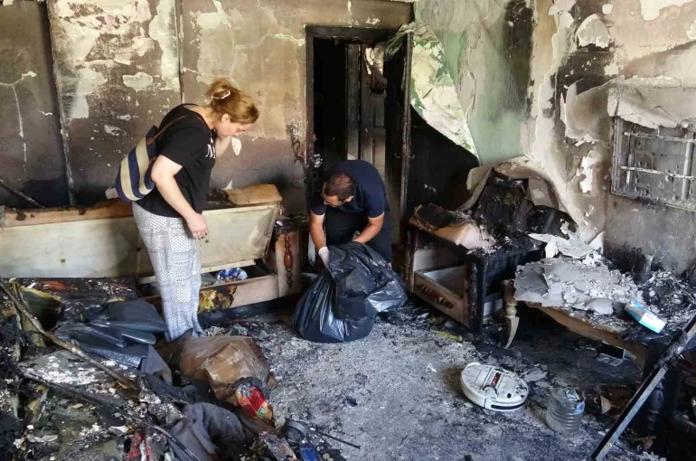 Kameraya yansıyan patlamalarla birlikte alevlere teslim olan evde anne ve oğlu yanarak yaralandı