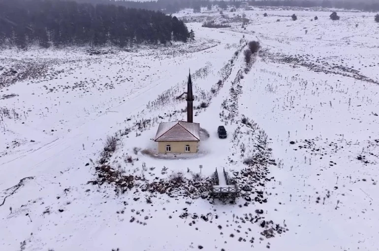 Kamp severlerin uğrak noktası Aladağlar’da kış güzelliği 