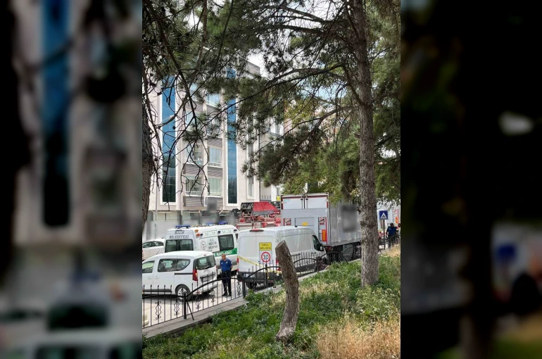 Kamyon dorsesi altında kalan market çalışanı hayatını kaybetti