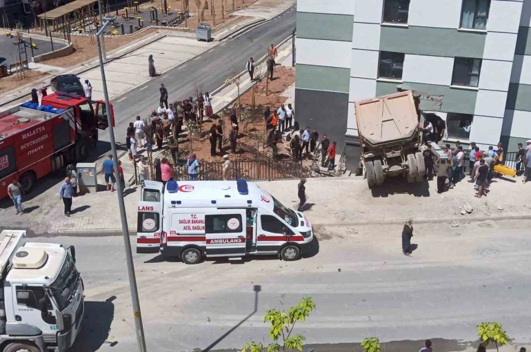 Kamyon eve girdi, sürücü yaralandı