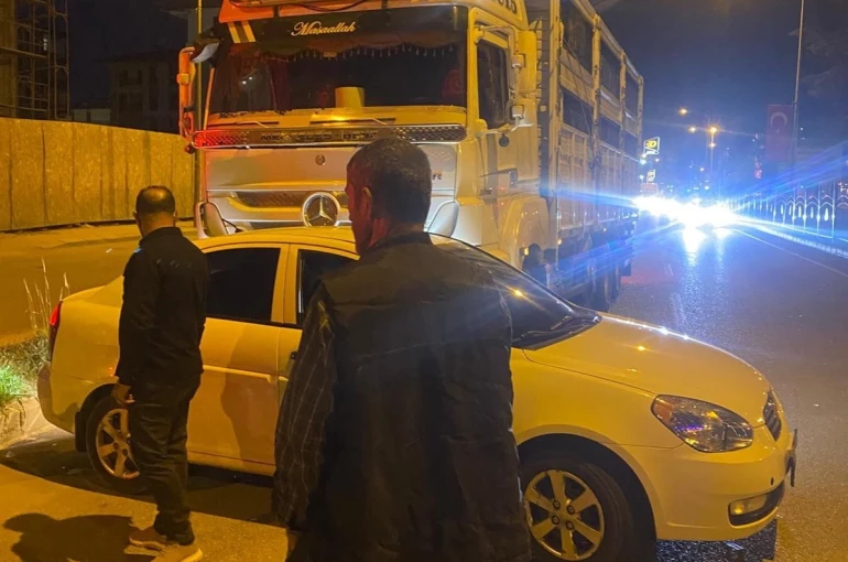 Kamyon otomobili sürükledi 