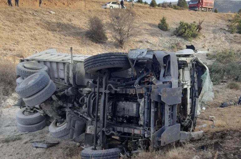 Kamyon şarampole devrildi: Sürücü hayatını kaybetti