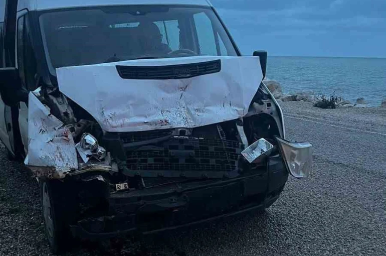 Kamyona çarpan servis aracındaki 3 öğrenci yaralandı 