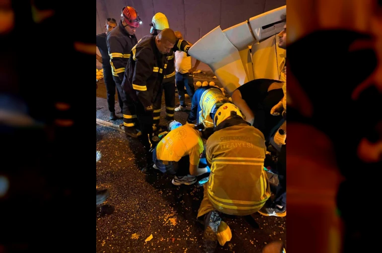 Kamyona çarpan tırın kupası dorseden ayrıldı: 1 ağır yaralı