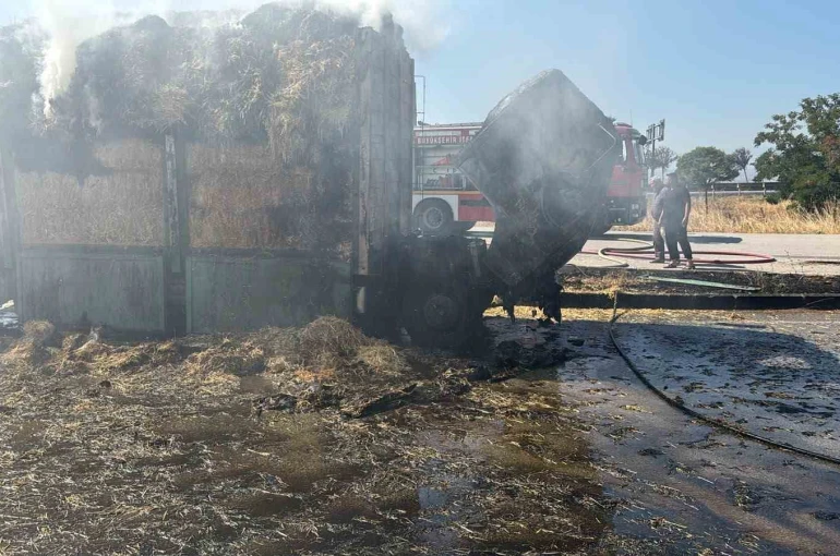 Kamyondaki balyalar alev aldı, yola devam edip aracını böyle kurtarmaya çalıştı