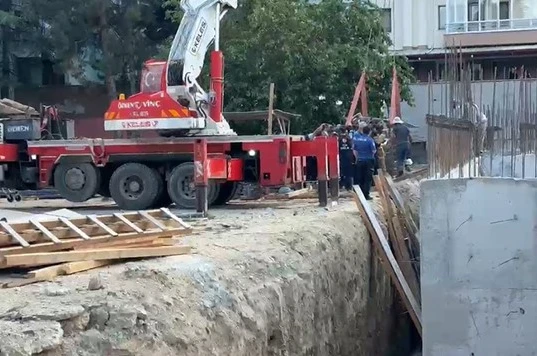 Kamyondan dökülen hafriyatın altında kalan 2 işçi yaralandı 
