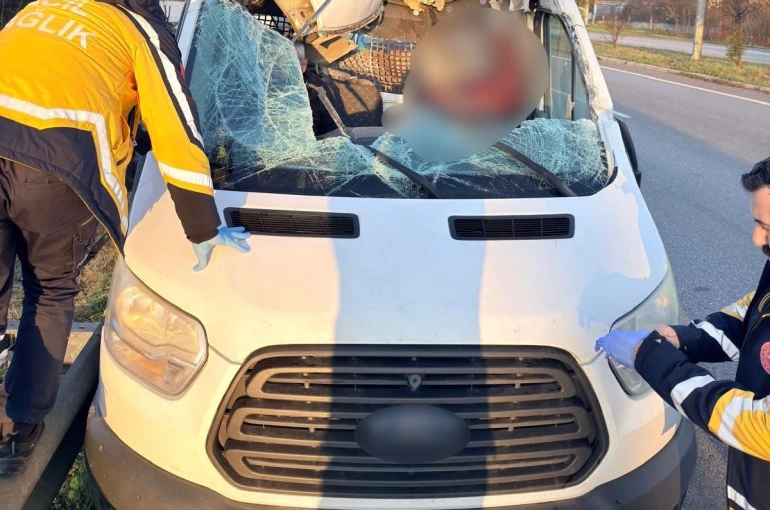 Kamyonet, beton köprü ayağı yüklü tıra çarptı: 1 ölü, 1 yaralı 