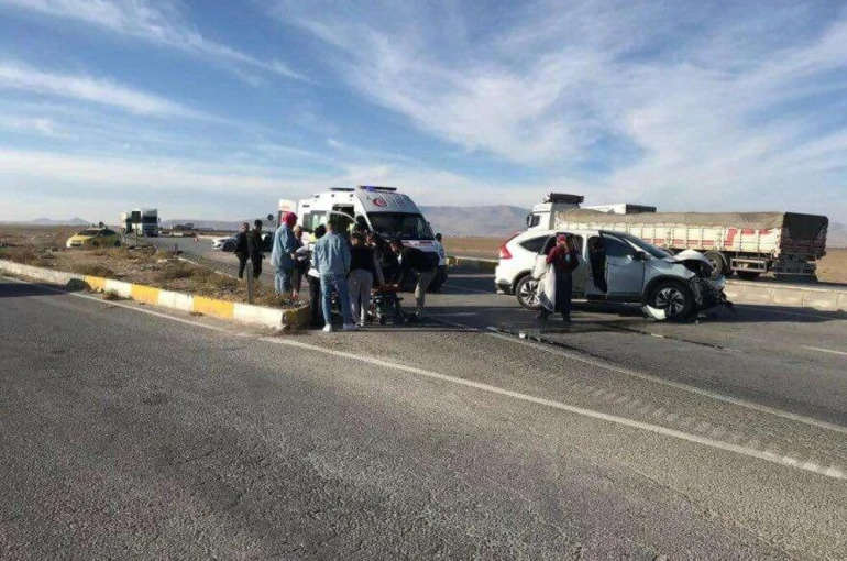 kamyonet ciple çarpıştı! 3’ü çocuk 7 yaralı