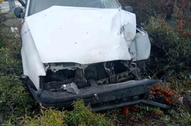 Kamyonet ile çarpışan otomobildeki 3 kişi yaralandı 