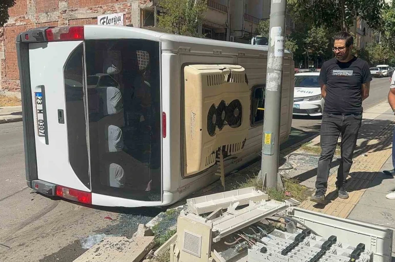 Kamyonet ile çarpışan yolcu minibüsü devrildi