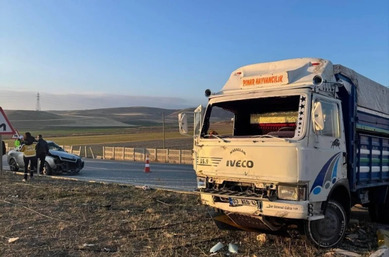 Kamyonet ile otomobil çarpıştı 6 kisi yaralandı