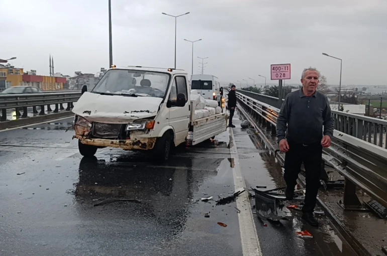 Kamyonet kazasında etilen tüpler yola saçıldı 