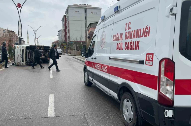 Kamyonet refüje çarparak devrildi: 2 yaralı 