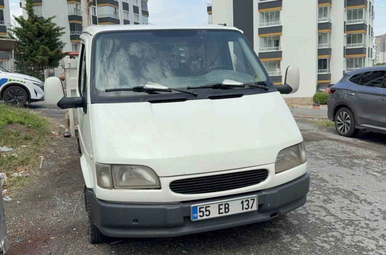 Kamyonet ticari taksiye çarptı: 1 yaralı