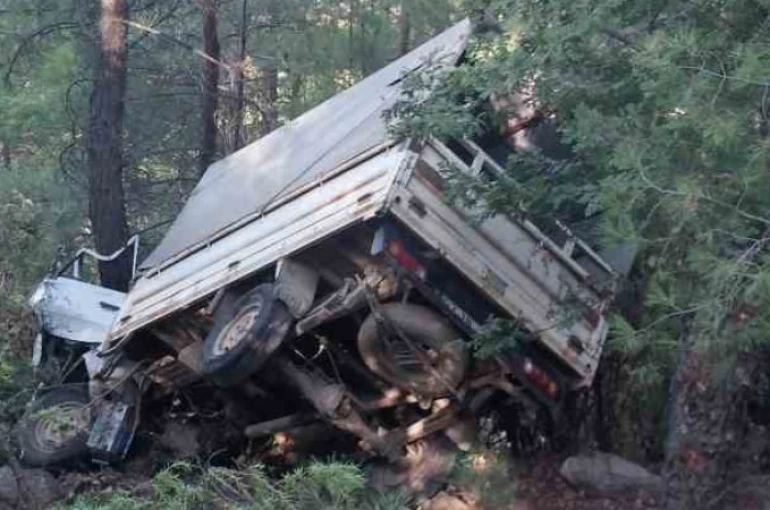 Kamyonet uçuruma yuvarlandı: 1 ölü 