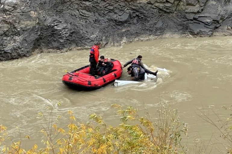 Kamyonet Zap Suyu’na uçtu: 2 ölü, 3 yaralı