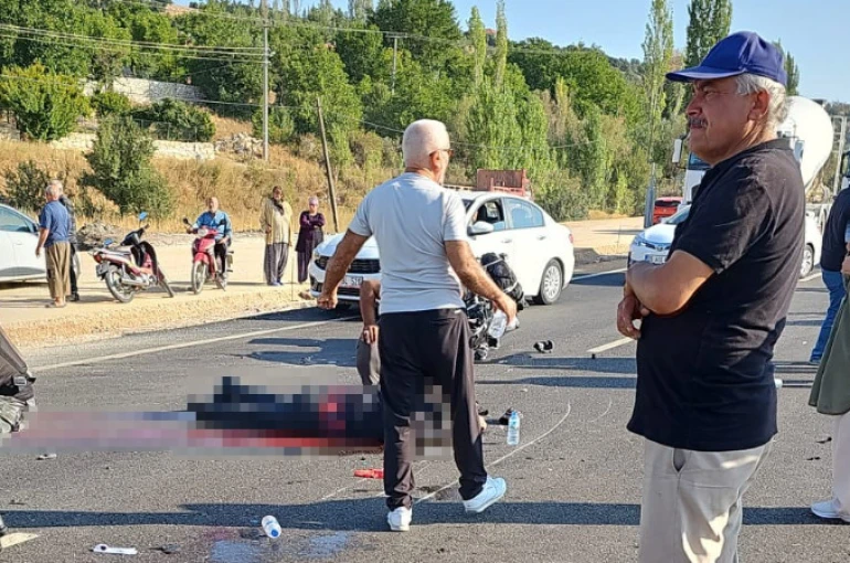 Kamyonete çarpan motosiklet sürücüsü hastanede kurtarılamadı 