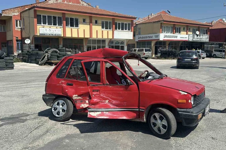 Kamyonetin çarptığı otomobil hurdaya döndü: 1 yaralı 