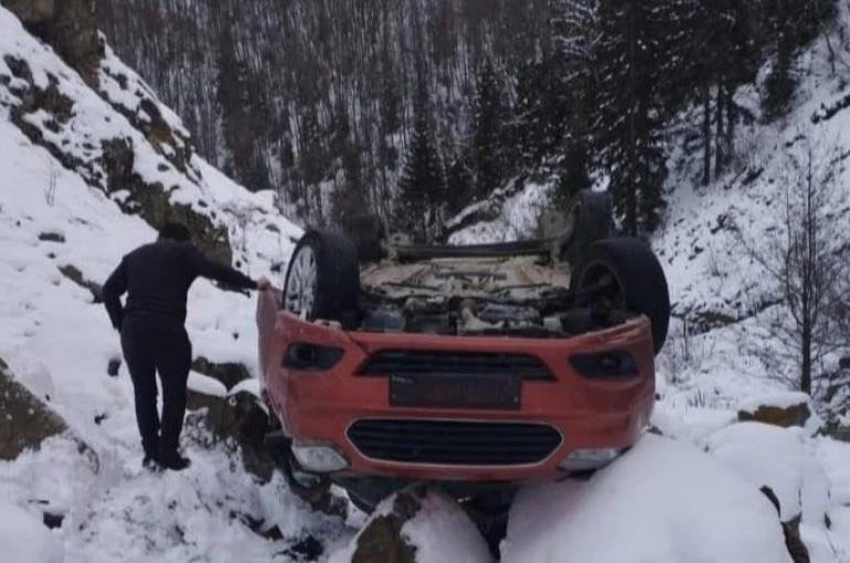 Kamyonetin dere yatağına yuvarlanmasıyla 5 kişi yaralandı