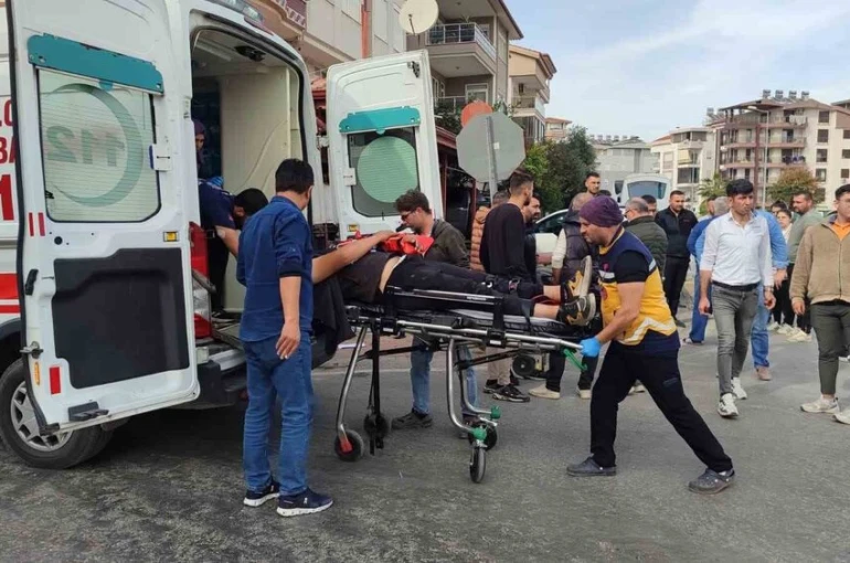 Kamyonetle çarpışan motorlu bisikletin sürücüsü yaralandı 