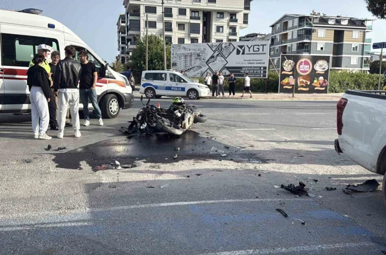 Kamyonetle çarpışan motosikletli ağır yaralandı 