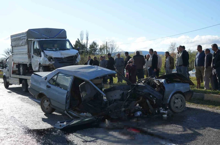 Kamyonetle çarpışan Tofaş ikiye bölündü, sürücü hayatını kaybetti 