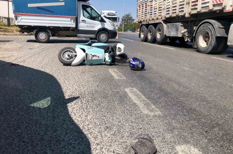 Kamyonetle çarpışmamak için manevra yapan motosiklet devrildi, 2 kişi yaralandı