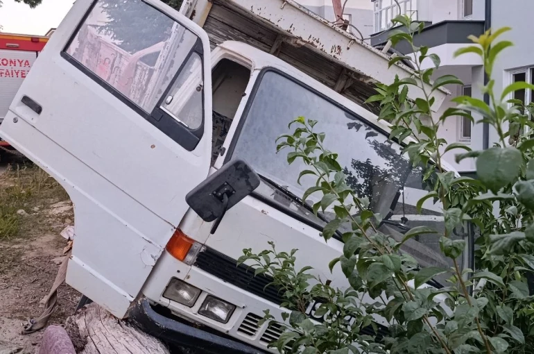 Kamyonetle Korkuluk Arasında Sıkıştı, Kurtarıldı