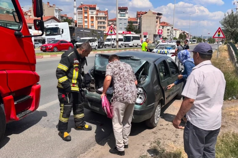 Kamyonun çarptığı otomobildeki 2 çocuk yaralandı 