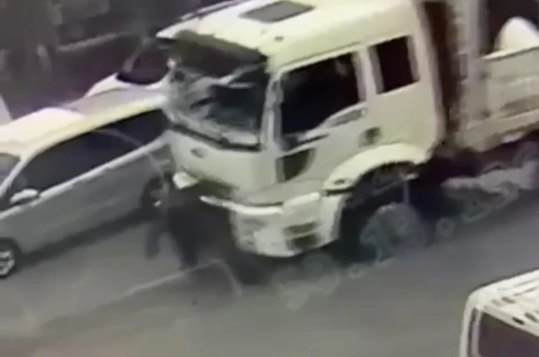 Kamyonun çarptığı yaşlı adam ağır yaralandı 