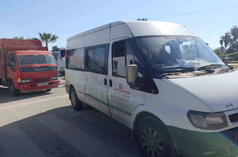 Kamyonun kamyonet ile çarpıştığı kaza kamerada 