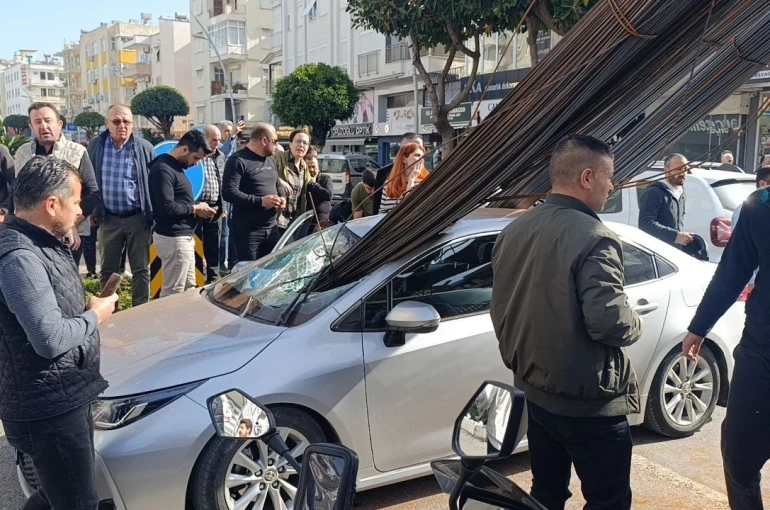 Kamyonun üzerindeki inşaat demirleri seyir halindeki otomobile ’ok’ gibi saplandı 