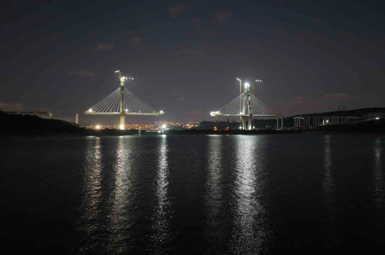Kanal İstanbul’un ilk köprüsü geceyi aydınlatıyor