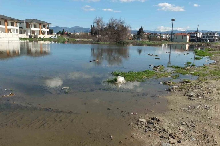 Kanalizasyon şebekesi çöktü inşaatlar su içinde kaldı 